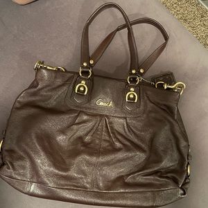 So worth it! EUC! Coach chocolate brown purse with gold hardware 👜